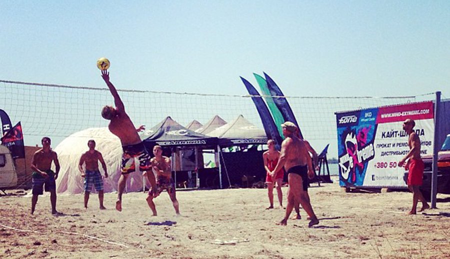 http://www.wind-extreme.com/images/stories/mezhvodnoe/kite-volleyball-mezhvodnoe.jpg